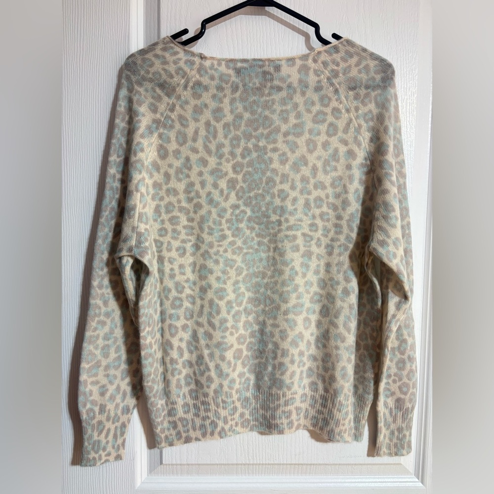 360 Cashmere Leopard Animal Print Lightweight Soft Ribbed Hem Sweater Size Small - Picture 6 of 8